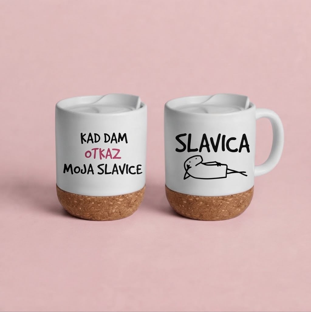 Dve bele šoljice sa poklopcem i plutanom osnovom, natpisi Kad dam otkaz moja Slavice i Slavica sa crtežom vidre